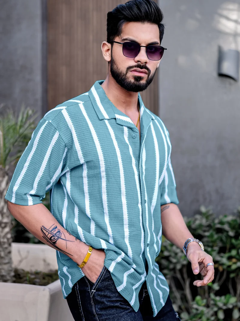 مانياك قميص رجالي أزرق مخطط بياقة بوب كورن وأكمام 3/4